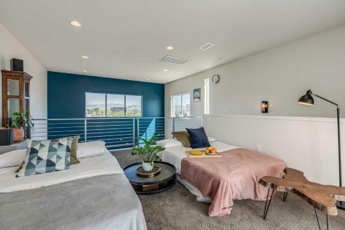 Spacious Midtown Haven With Sweeping Mtn Views!