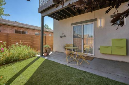 Spacious Midtown Haven With Sweeping Mtn Views!