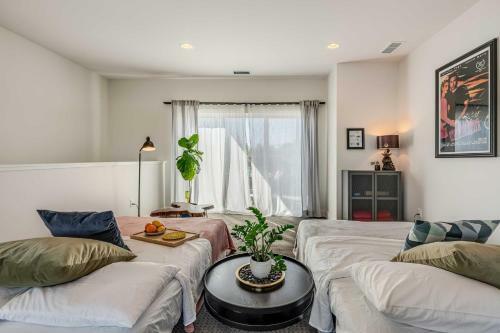 Spacious Midtown Haven With Sweeping Mtn Views!