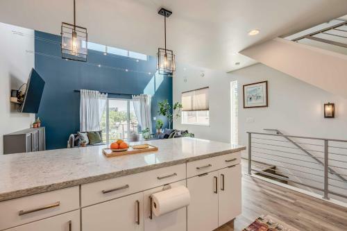 Spacious Midtown Haven With Sweeping Mtn Views!