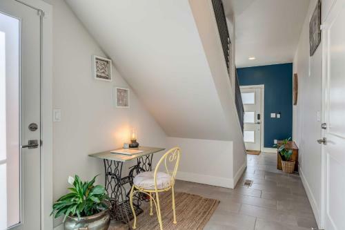 Spacious Midtown Haven With Sweeping Mtn Views!