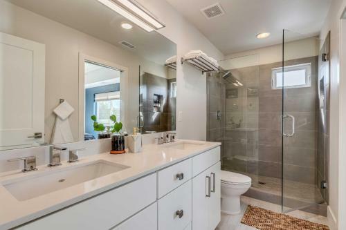 Spacious Midtown Haven With Sweeping Mtn Views!