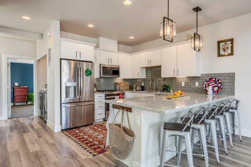 Spacious Midtown Haven With Sweeping Mtn Views!