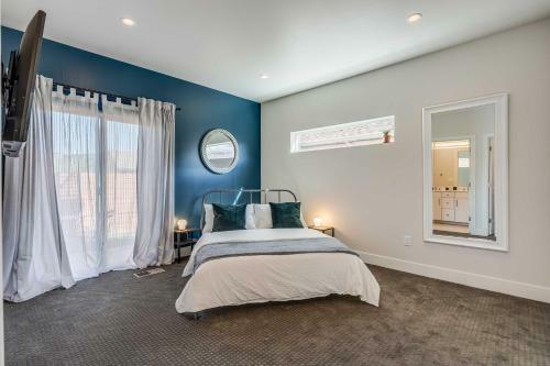 Spacious Midtown Haven With Sweeping Mtn Views!
