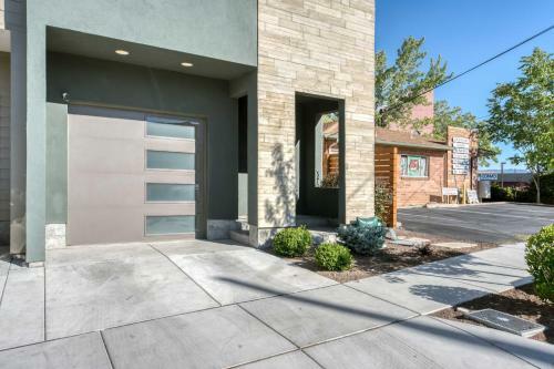 Spacious Midtown Haven With Sweeping Mtn Views!