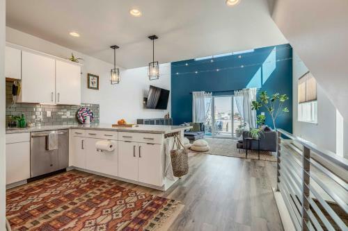 Spacious Midtown Haven With Sweeping Mtn Views!