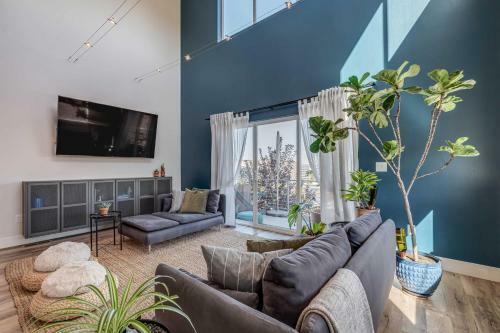 Spacious Midtown Haven With Sweeping Mtn Views!