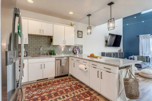 Spacious Midtown Haven With Sweeping Mtn Views!