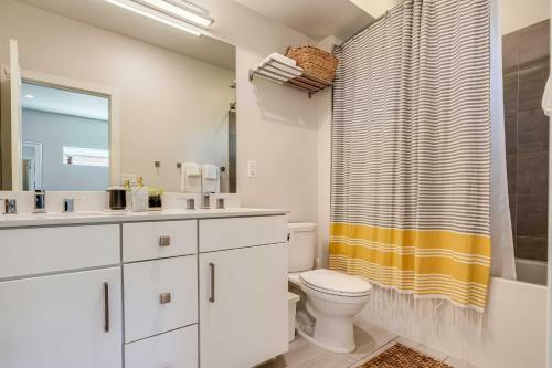 Spacious Midtown Haven With Sweeping Mtn Views!