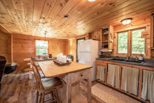 Off Grid, Remote Log Cabin In The Woods!