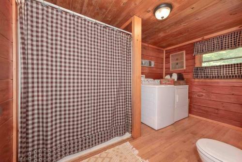 Off Grid, Remote Log Cabin In The Woods!