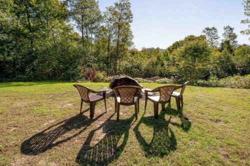 Off Grid, Remote Log Cabin In The Woods!