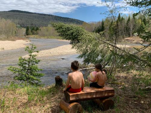 Villa Bc Log Cabin With Private Beach, River, Fire Pit, Ac, Wifi, Onsite Trails, Ski Slope Views