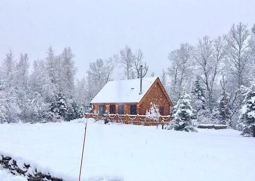 Villa Bc Log Cabin With Private Beach, River, Fire Pit, Ac, Wifi, Onsite Trails, Ski Slope Views