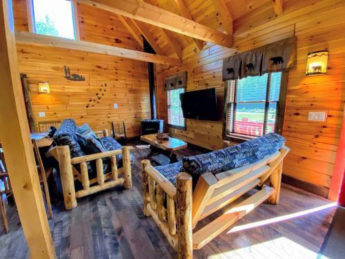 Villa Bc Log Cabin With Private Beach, River, Fire Pit, Ac, Wifi, Onsite Trails, Ski Slope Views