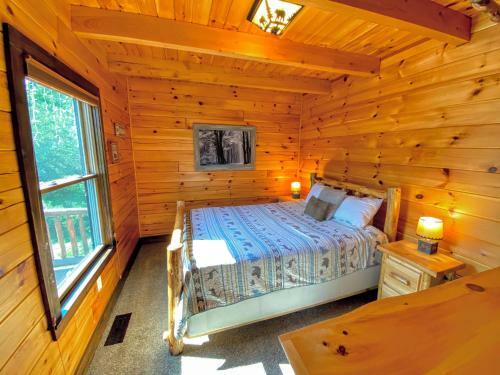 Villa Bc Log Cabin With Private Beach, River, Fire Pit, Ac, Wifi, Onsite Trails, Ski Slope Views