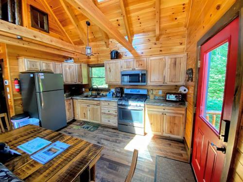 Villa Bc Log Cabin With Private Beach, River, Fire Pit, Ac, Wifi, Onsite Trails, Ski Slope Views