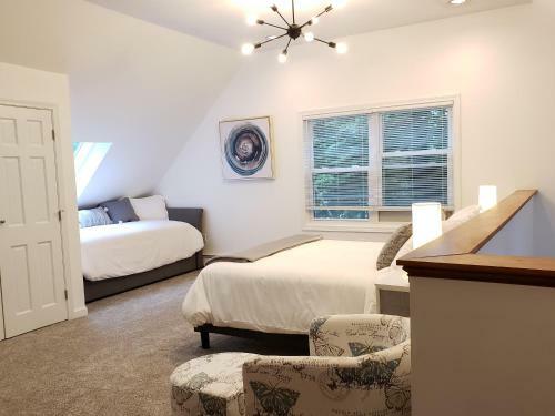 Hilltop Lakeview Retreat!