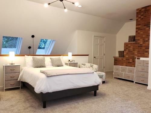 Hilltop Lakeview Retreat!