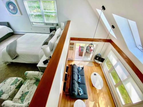 Hilltop Lakeview Retreat!