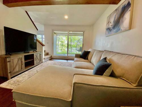 Hilltop Lakeview Retreat!