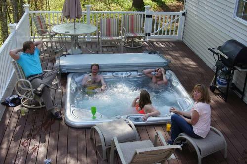 Large House W/hottub, Bar, Patio, Theater, Game Rm
