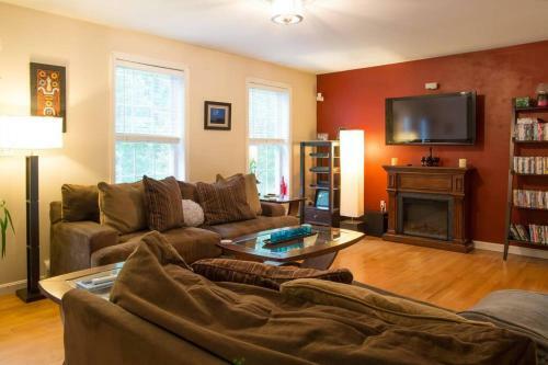 Large House W/hottub, Bar, Patio, Theater, Game Rm