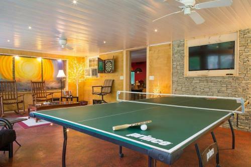 Large House W/hottub, Bar, Patio, Theater, Game Rm