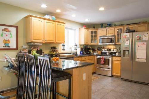 Large House W/hottub, Bar, Patio, Theater, Game Rm