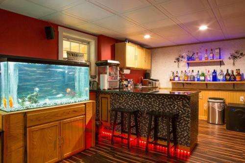 Large House W/hottub, Bar, Patio, Theater, Game Rm