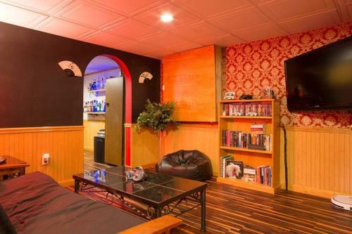 Large House W/hottub, Bar, Patio, Theater, Game Rm