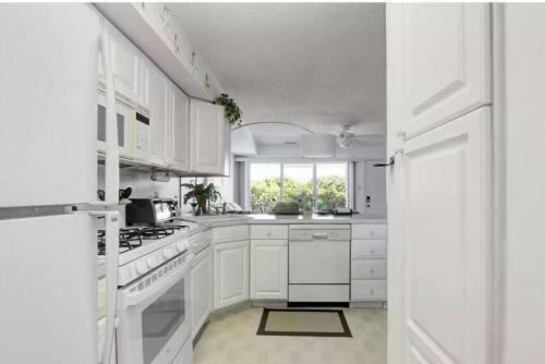 On The Sand Beachfront Condo With Parking