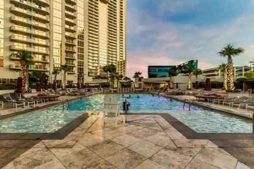 Signature Suites By Voyargo - Deluxe Strip View Studio 06709