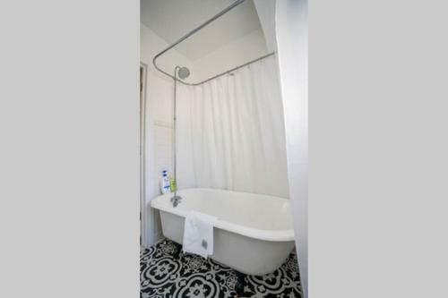 New 4br In AC Quiet Island +central Location