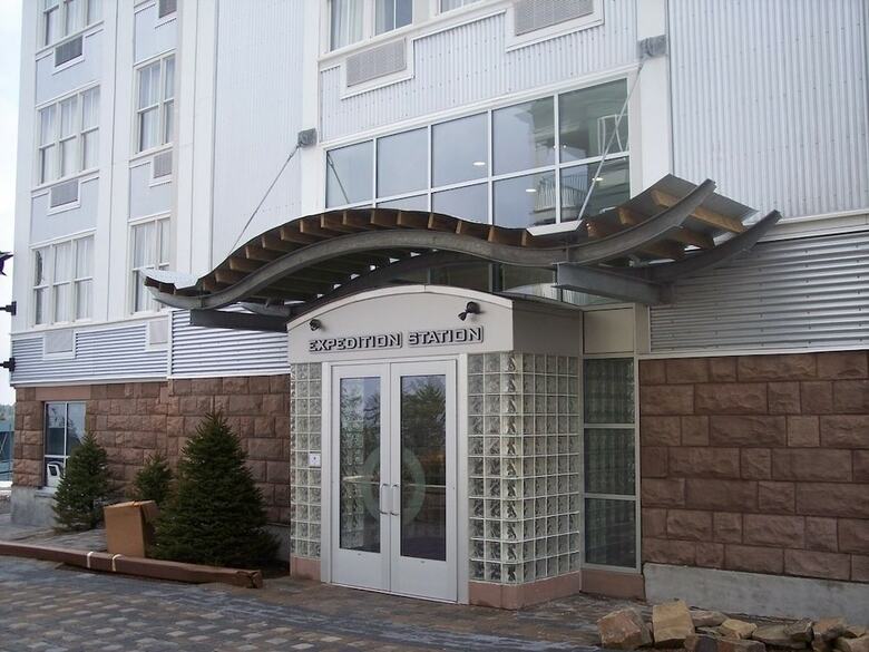 Hotel Expedition Station