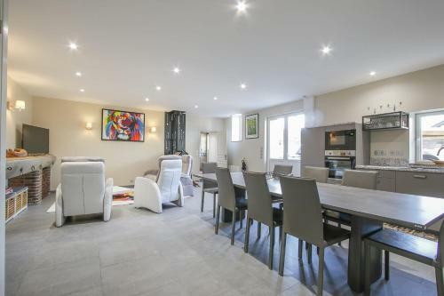 G�te de L'ardoisier The Slaty Place