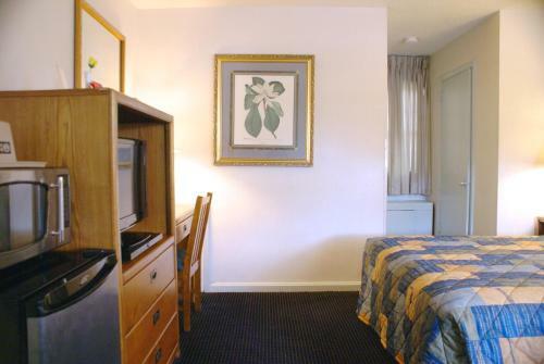 Motel Budget Host Alexandria
