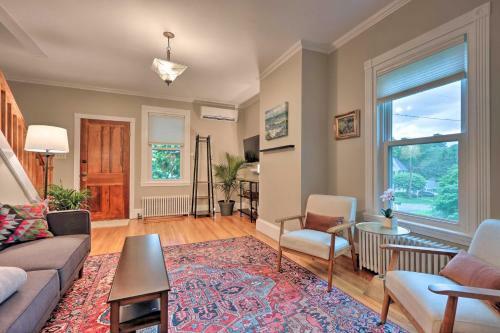 Charming Abode With Patio - Walk To Town And River!