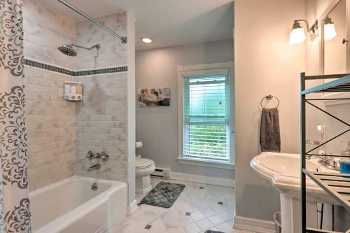 Charming Abode With Patio - Walk To Town And River!