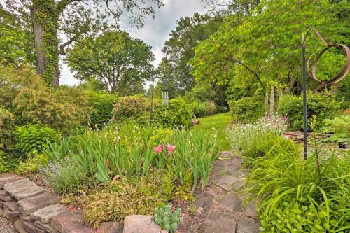 Charming Abode With Patio - Walk To Town And River!