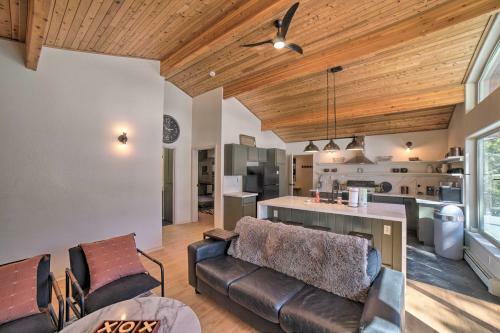 Stylish, Serene Angel Fire Cabin With Hot Tub!
