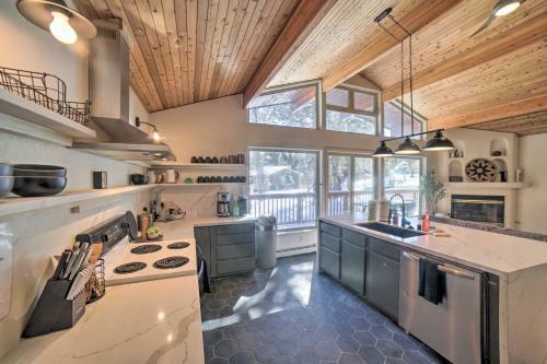 Stylish, Serene Angel Fire Cabin With Hot Tub!