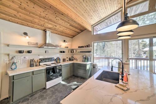 Stylish, Serene Angel Fire Cabin With Hot Tub!