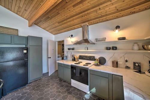 Stylish, Serene Angel Fire Cabin With Hot Tub!