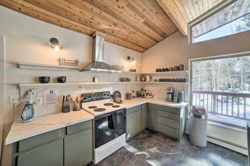 Stylish, Serene Angel Fire Cabin With Hot Tub!