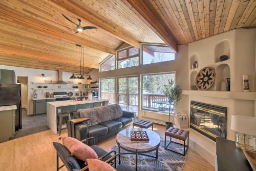 Stylish, Serene Angel Fire Cabin With Hot Tub!