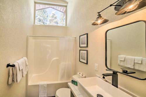 Stylish, Serene Angel Fire Cabin With Hot Tub!