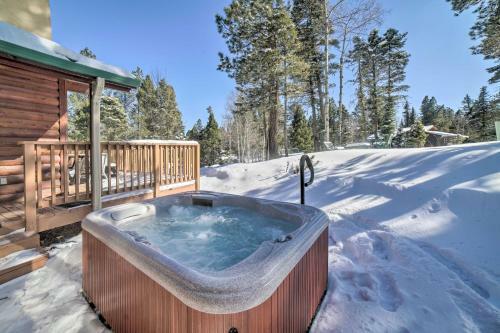 Stylish, Serene Angel Fire Cabin With Hot Tub!