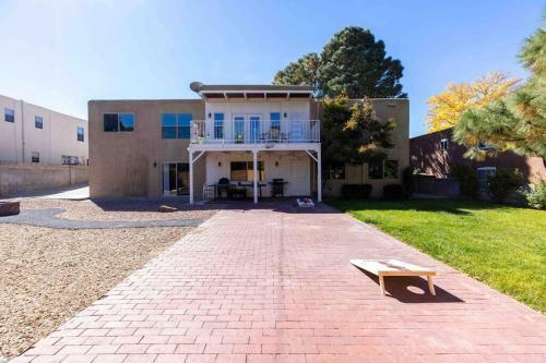Fully Renovated Beautiful 5 Bed/bath, 2 Kitchens!