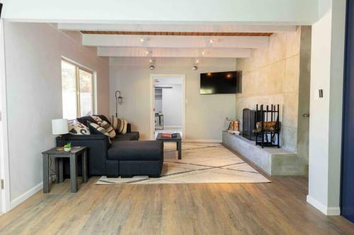Fully Renovated Beautiful 5 Bed/bath, 2 Kitchens!